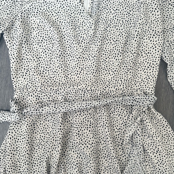 NWOT Women’s Romper with Polka Dots Black White Ruffled Hem Balloon Sleeves Sz M - Picture 2 of 12
